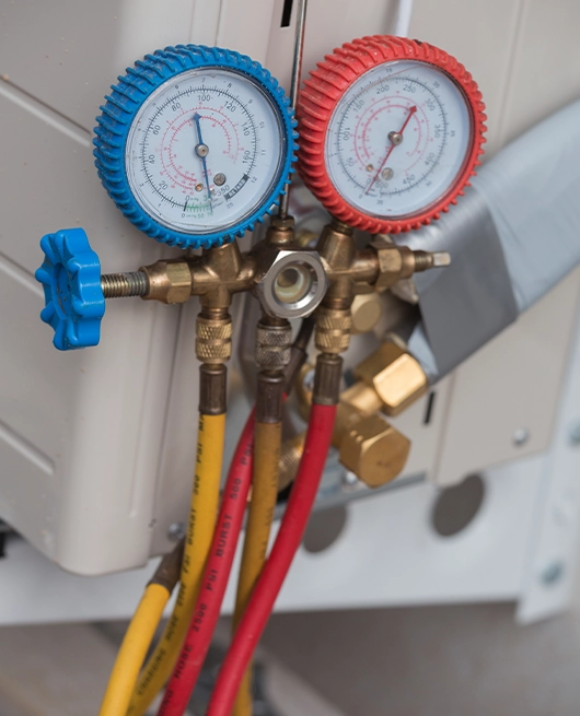 Técnico realizando mantenimiento de aire acondicionado