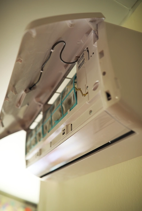 Técnico de INDACLIMA realizando instalación sobre andamio